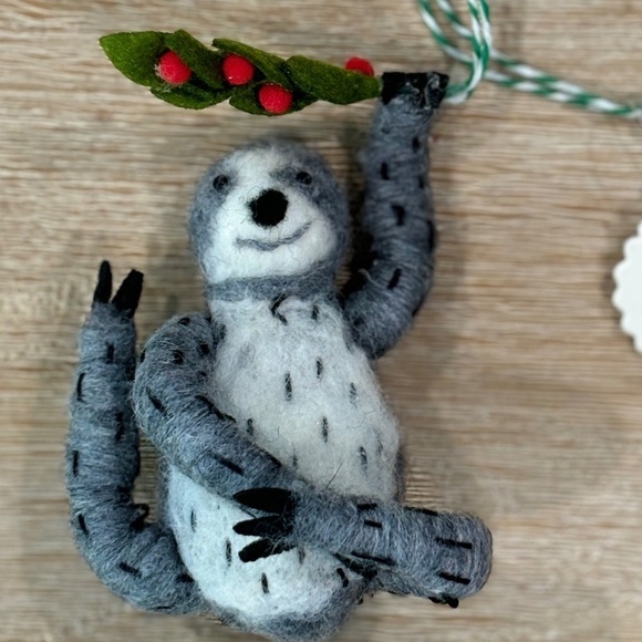 NWT Anthropologie Mistletoe Sloth Ornament Rare Sold Out - Picture 4 of 7